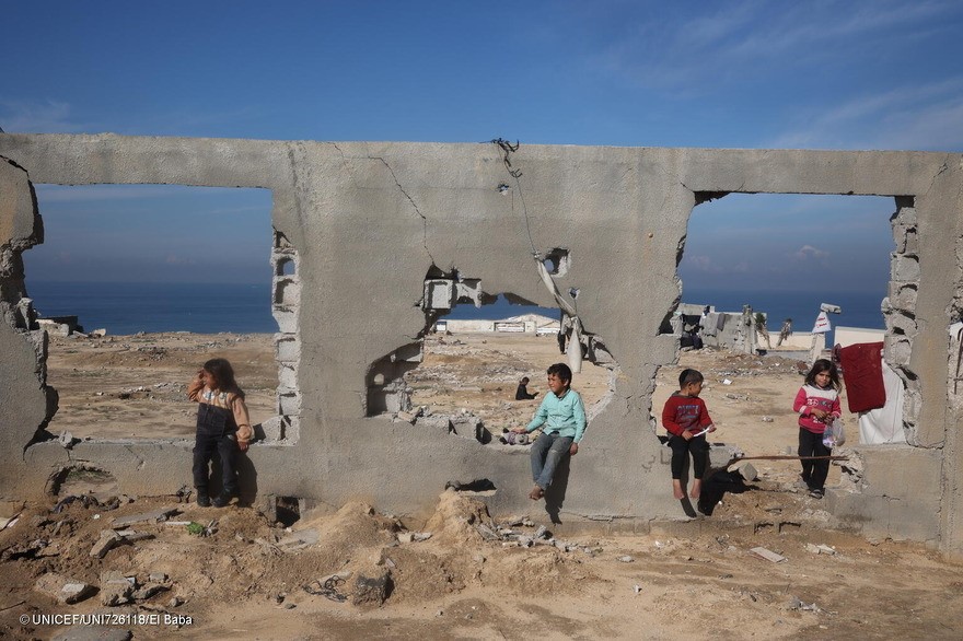 Niños y niñas entre los escombros de la guerra en la Franja de Gaza