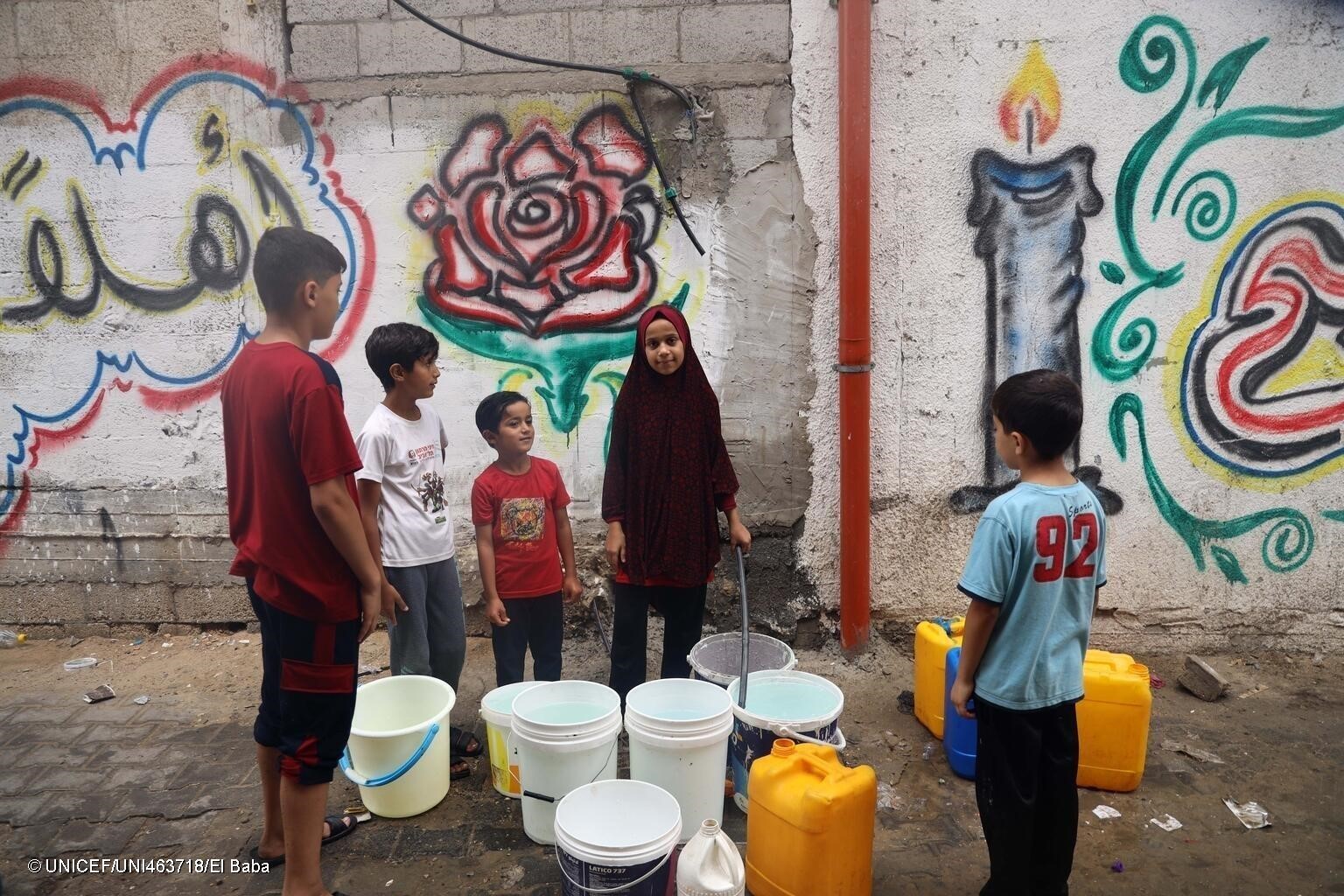 Niños y niñas afectados por la escasez de agua en Gaza