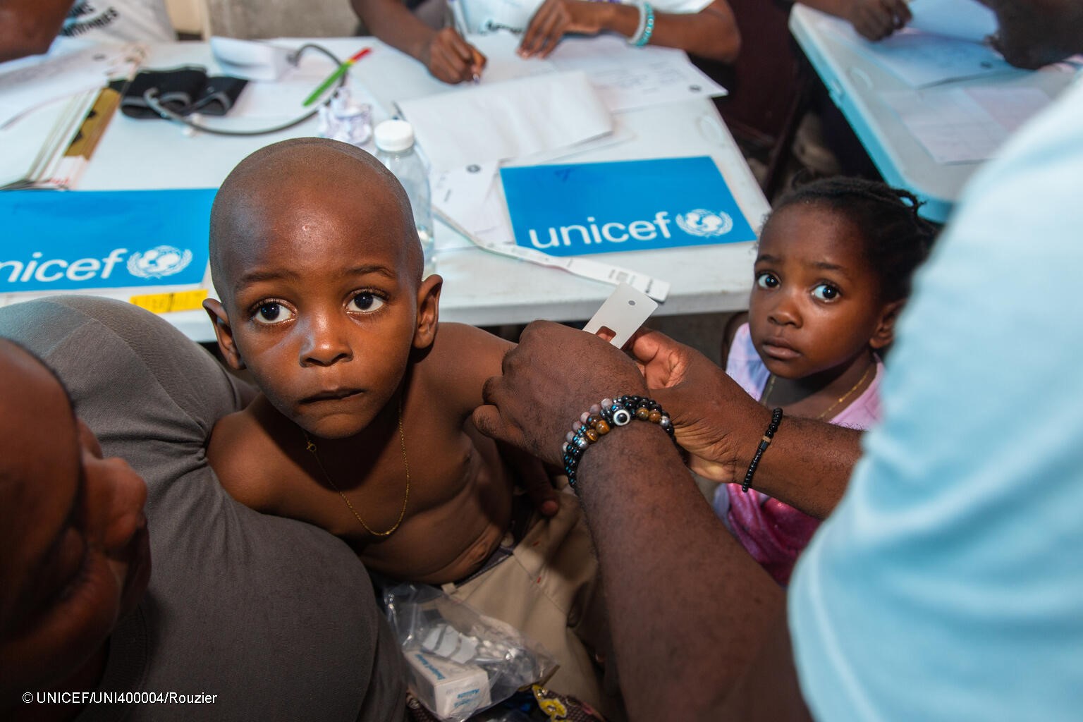 Niños en uno de los centros de tratamiento frente a la desnutrición que UNICEF apoya en Haití