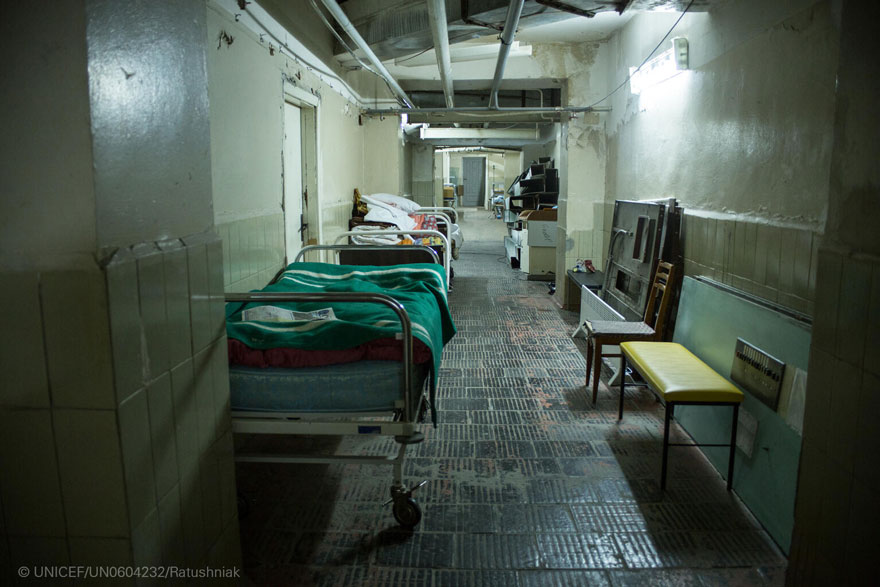 Camas de hospital vacías en los pasillos de un centro sanitario de Kiev