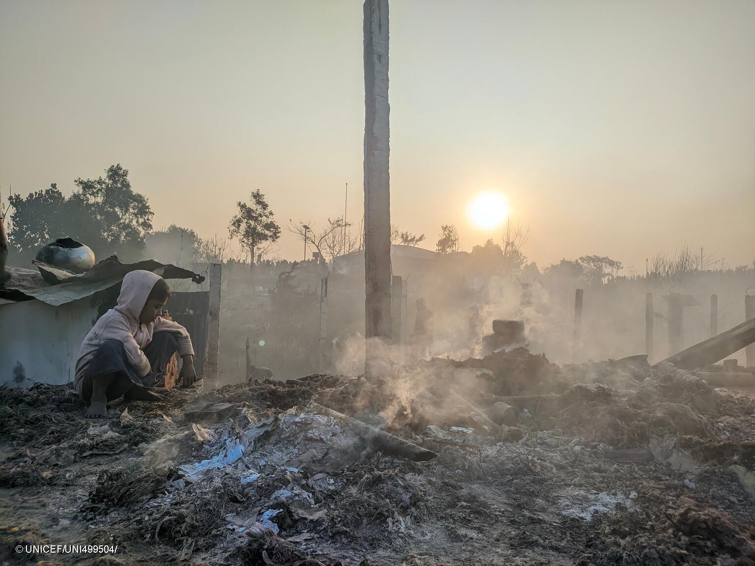 Un niño entre las cenizas del incendio en el campamento rohingya
