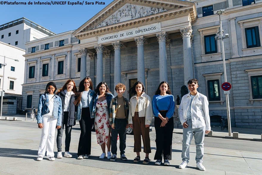 Grupo de niños, niñas y adolescentes que se han reunido con miembros de la Comisión de Juventud e Infancia del Congreso de los Diputados