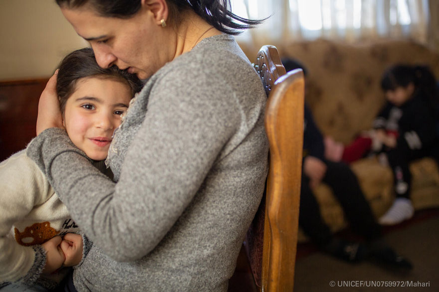 Una madre abrazando a su hija en Armenia