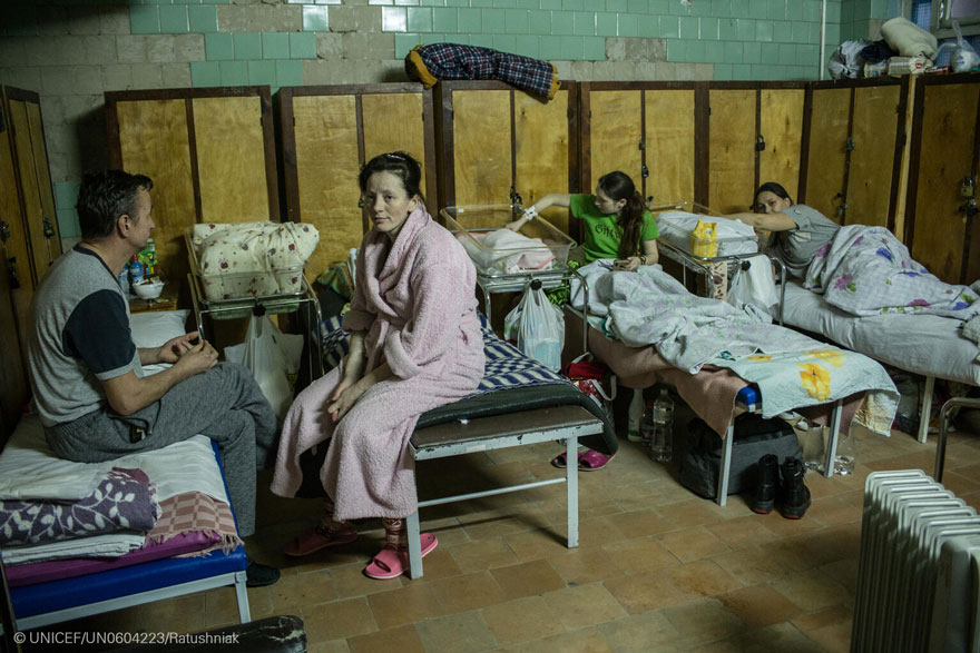 Familias con sus recién nacidos en un centro sanitario improvisado de Kiev