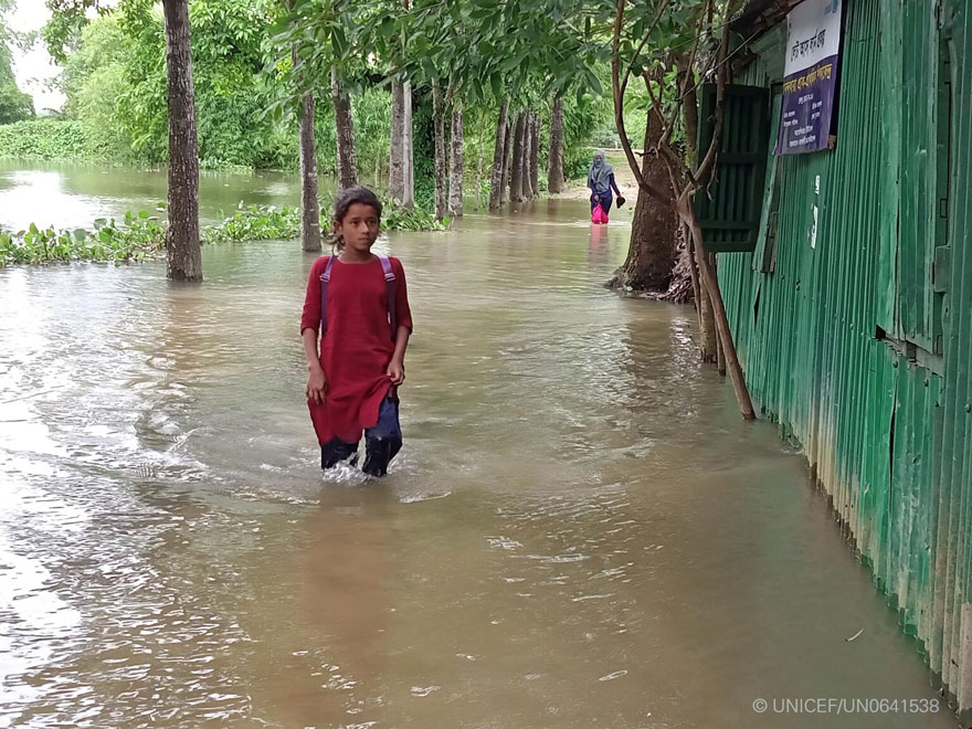 Una niña se abre paso en el agua de las inundacones