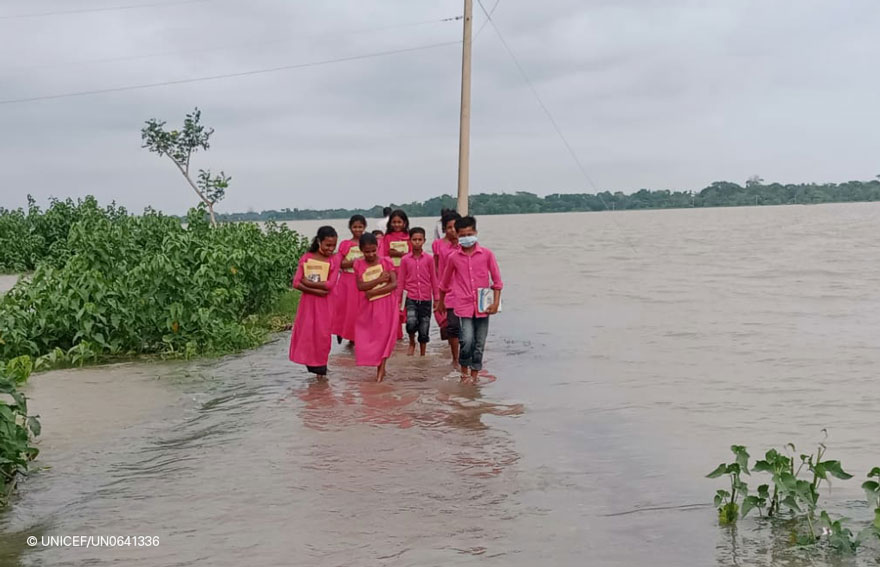 Niños de camino a una de las escuelas apoyadas por UNICEF en escuela apoyada por UNICEF en Sunamganj.