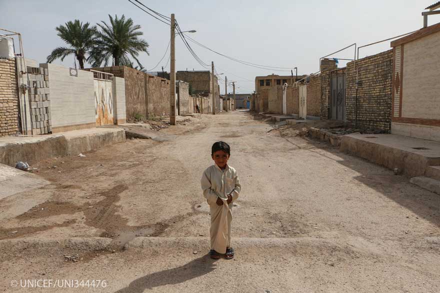 Un niño en una calle de Irán