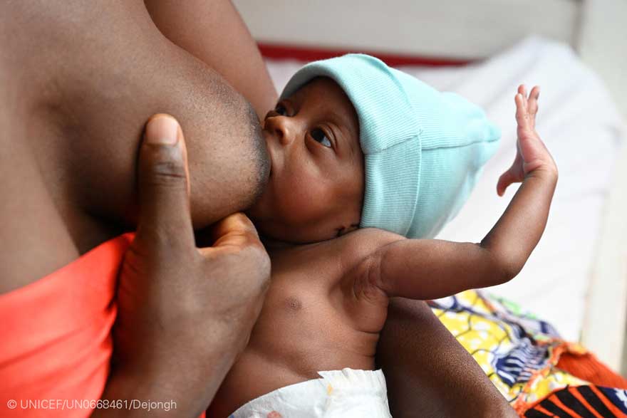 Una madre amamanta a su bebé en Camerún