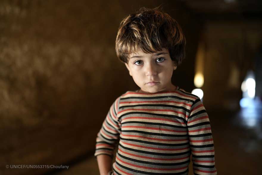 Un niño libanés en un asentamiento informal