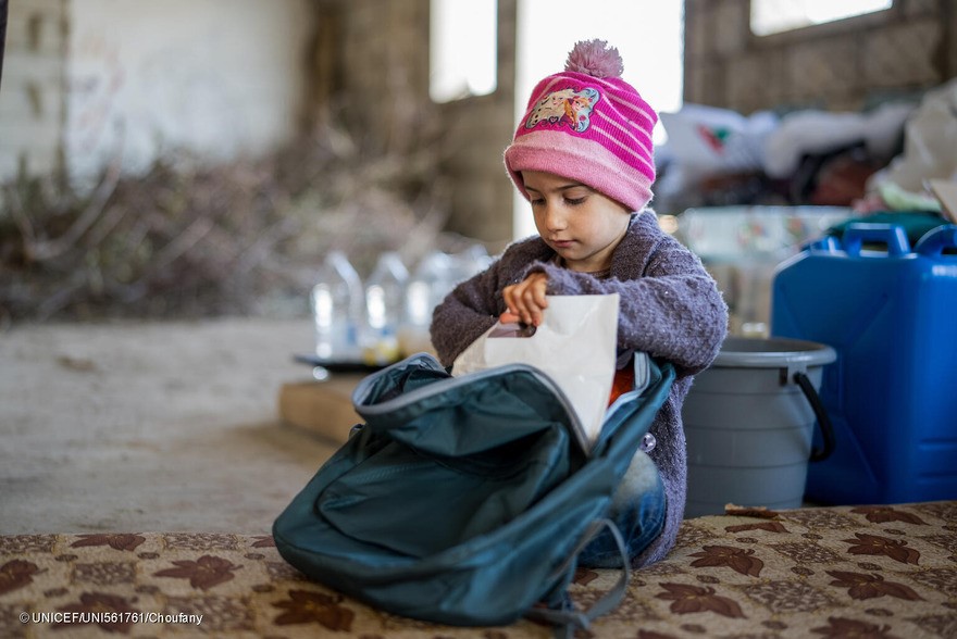 Amar, de 5 años, guarda en su mochila material escolar suministrado por UNICEF. Líbano.