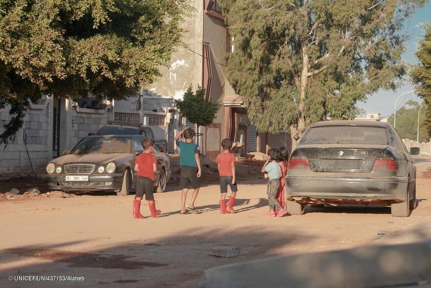 Niños afectados por las inundaciones en Libia
