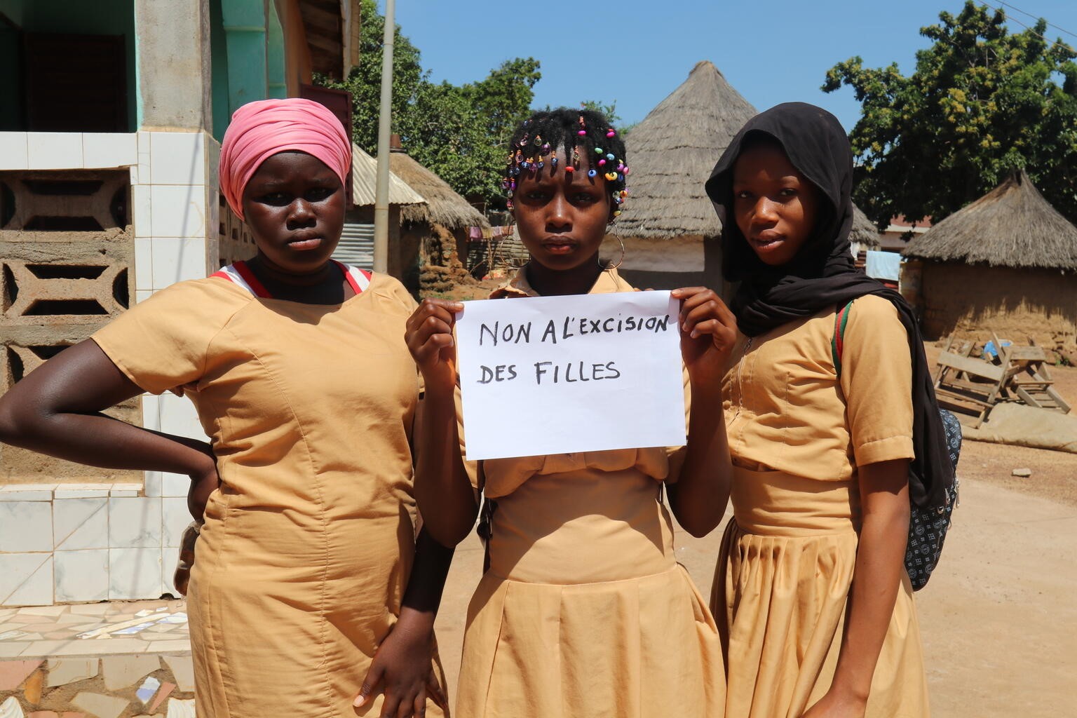 Niñas africanas reclamando el fin de la mutilación genital femenina