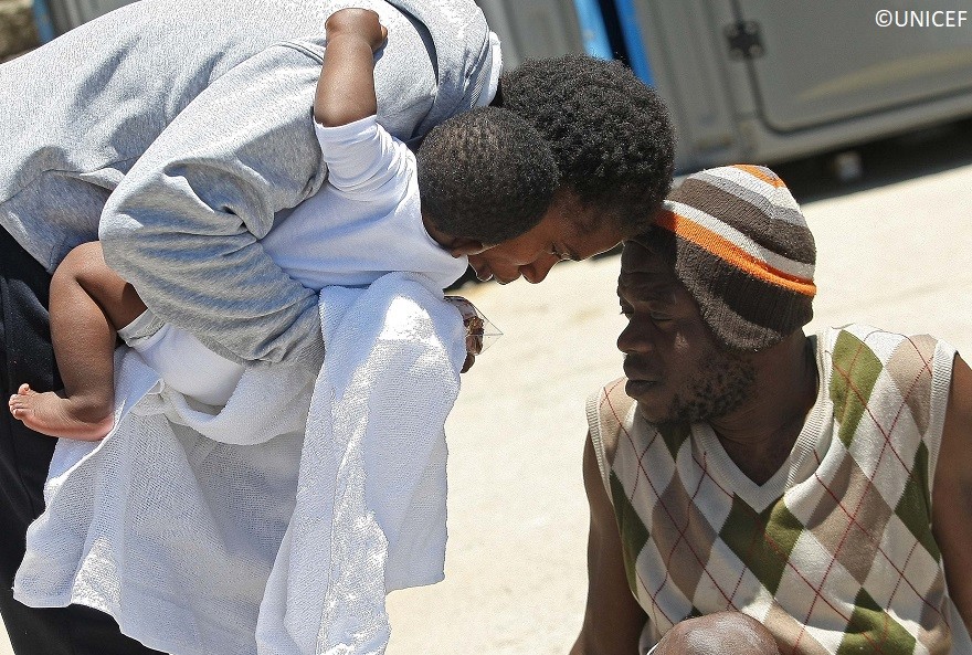 Una familia migrante a su llegada a Canarias