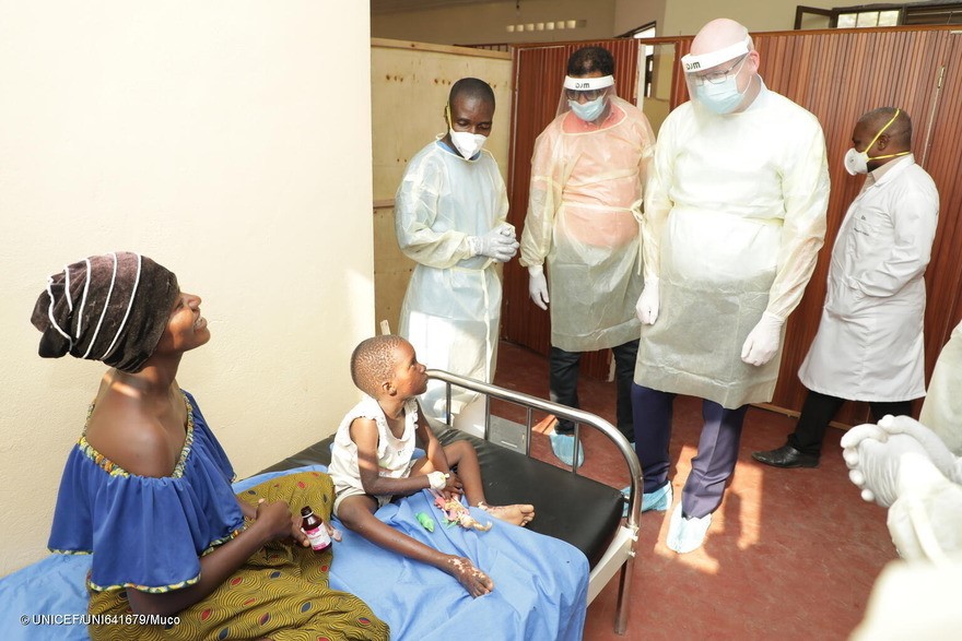 Una madre y su hijo en uno de los centros sanitarios apoyados por UNICEF en Burundi