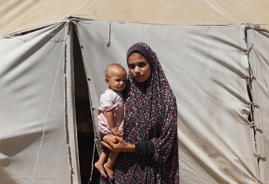 Una madre de Gaza que se beneficia del programa de transferencia de efectivo de UNICEF.