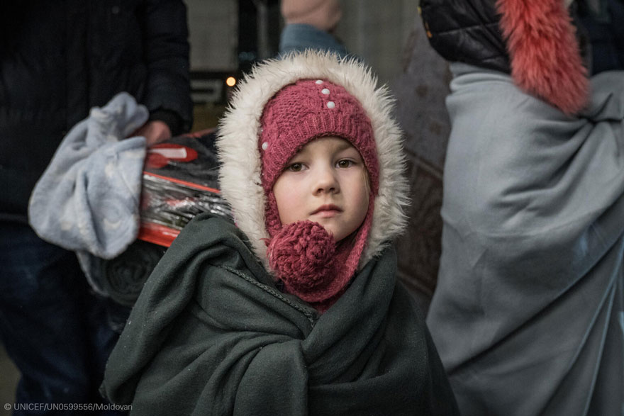 Un niño miembro de una familia de refugiados ucranianos entrando en Rumanía 