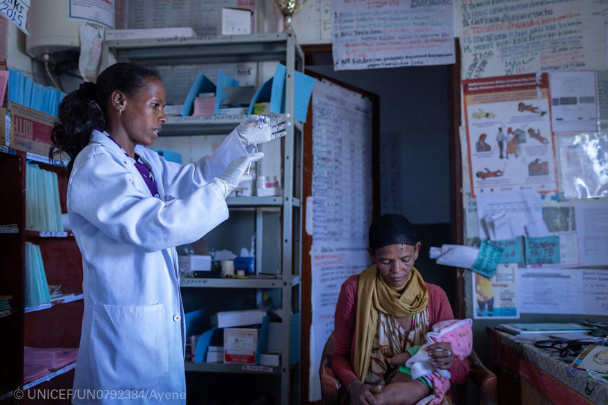 Rehima Desiosio tiene un bebé de dos meses llamado Shurki. Acude a una revisión rutinaria con Workitu Abera, trabajadora sanitaria del puesto de salud de Kolabe Bale, en Etiopía.