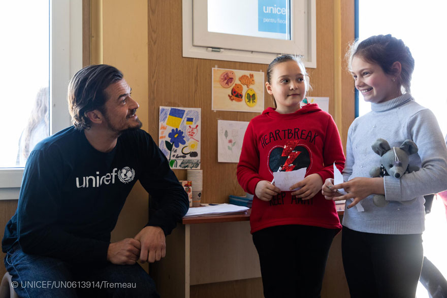 Orlando Bloom charla con dos niñas ucranianas refugiadas