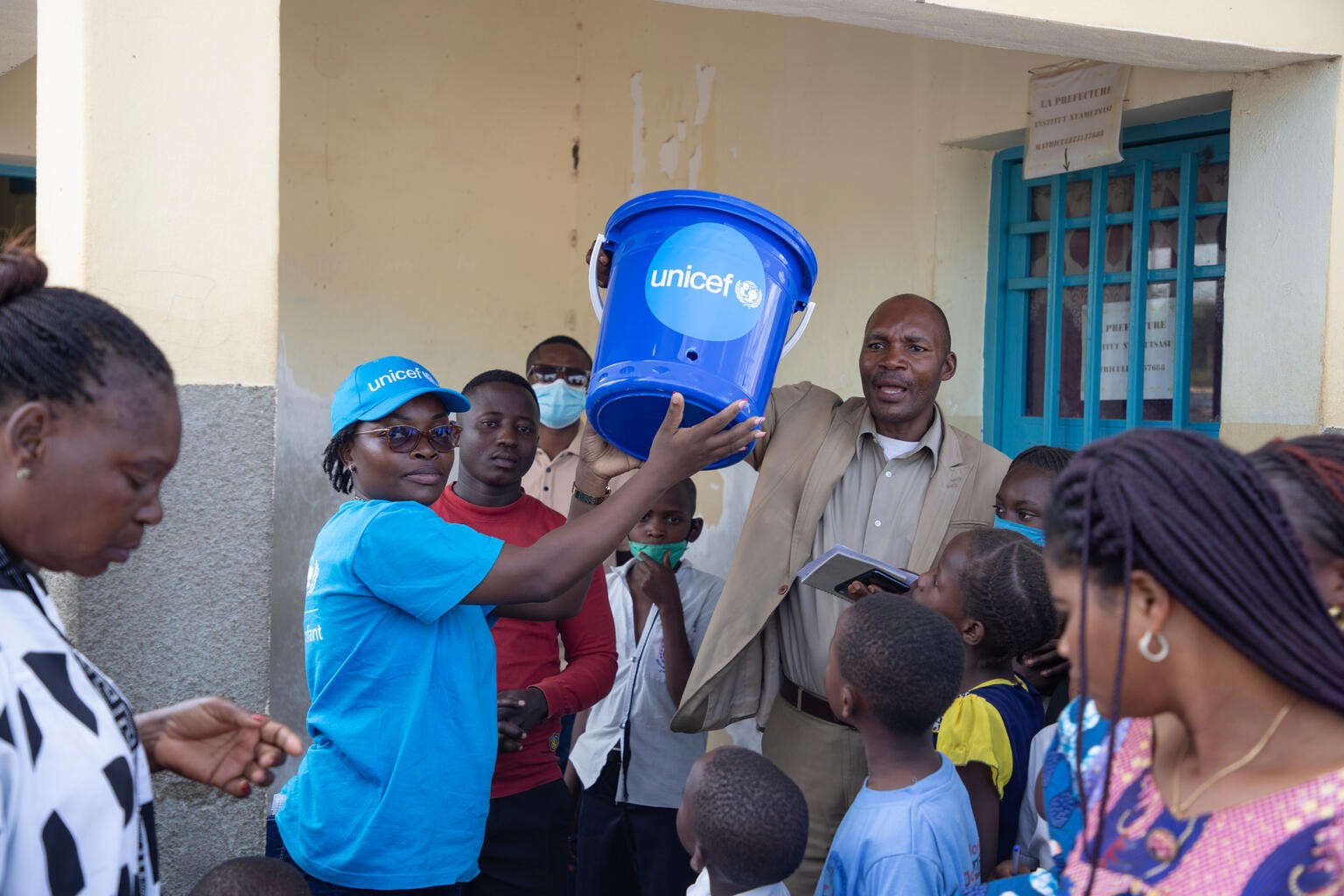 Personal de UNICEF entregando suministros de emergencia