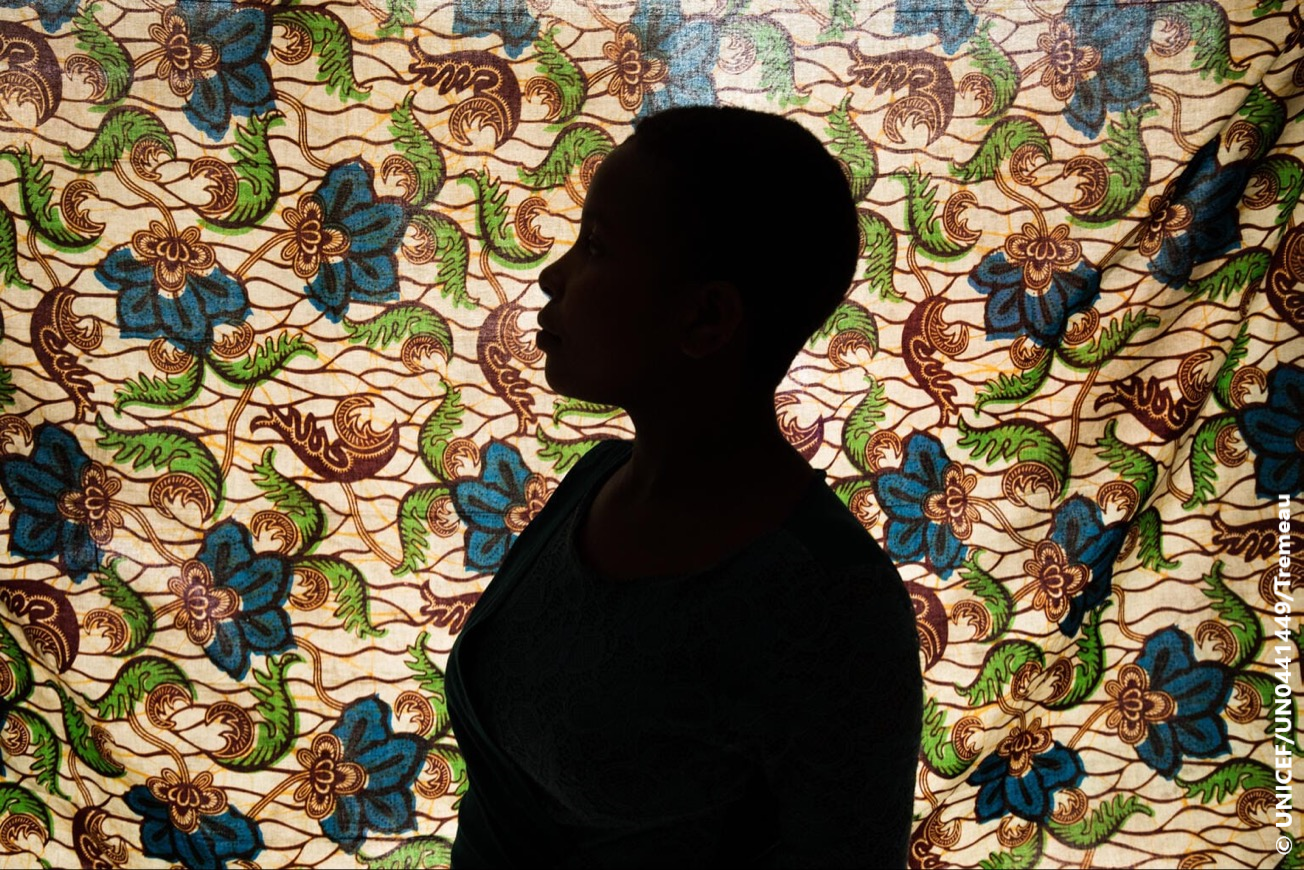 Una adolescente víctima de violencia sexual en uno de los centros que UNICEF apoya en RDC