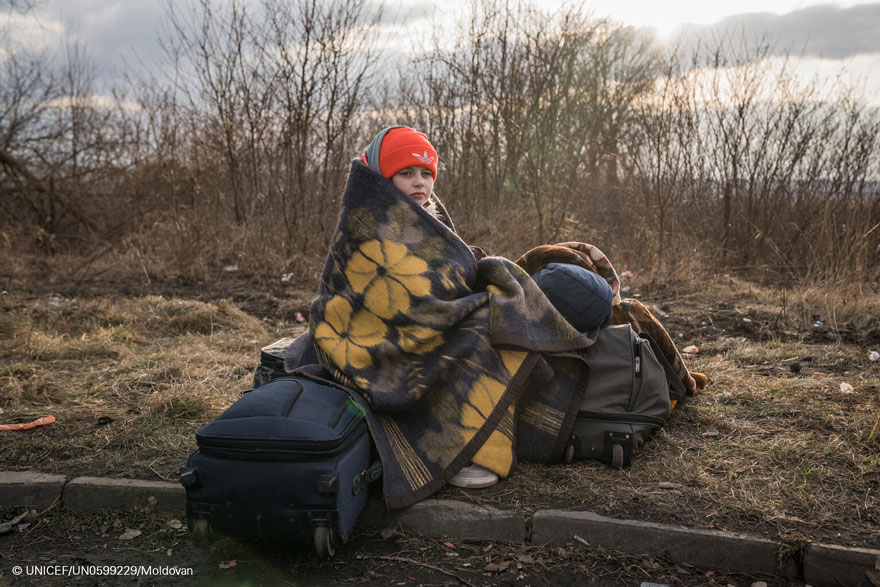 Una niña buscando refugio en la frontera entre Ucrania y Rumanía