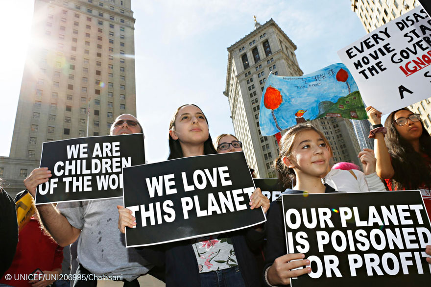 Un grupo de jóvenes activistas se manifiesta en la ciudad de Nueva York