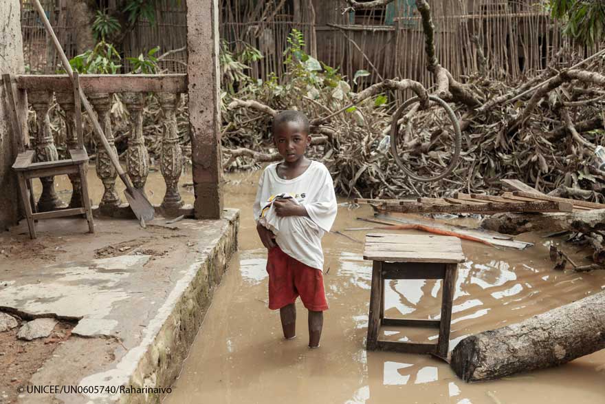 Un niño junto a su casa tras el paso de un ciclón en Madagascar