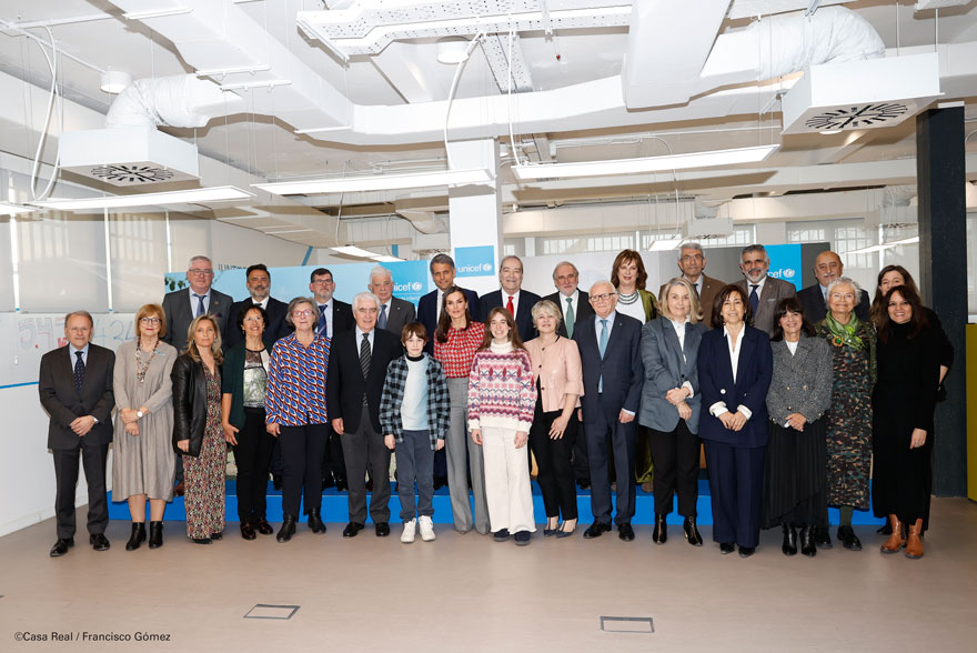 Su Majestad la Reina junto al Patronato de UNICEF España y a los adolescentes Clara y Gorka