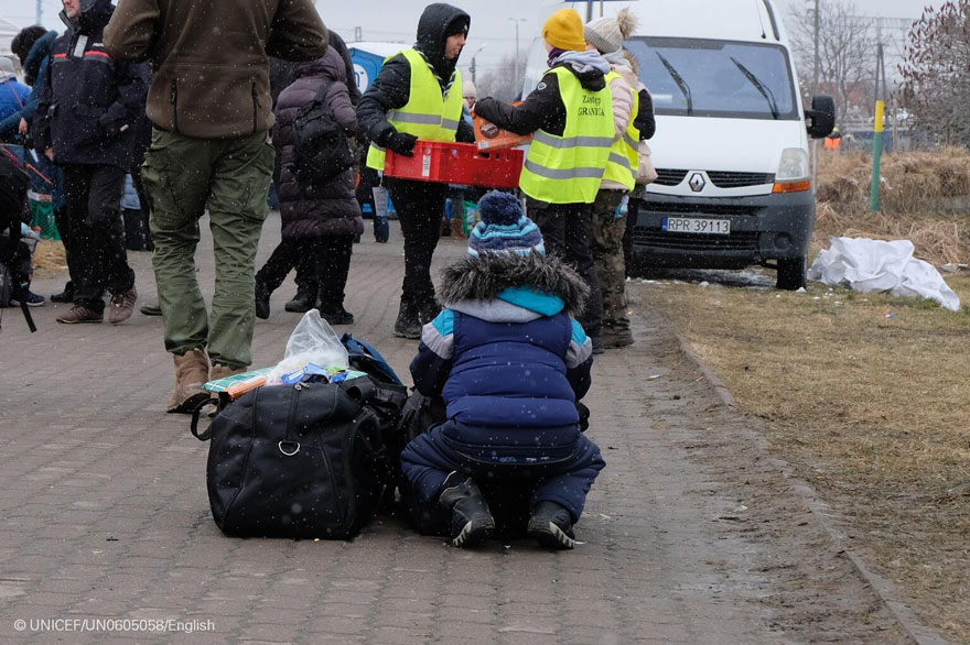 Niños y familias ucranianas intentando cruzar a Polonia