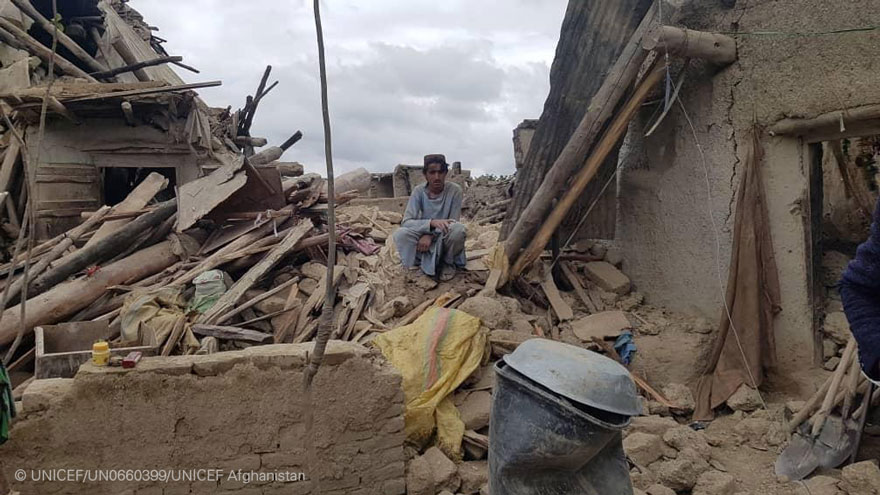 Un hombre sentado sobre los escombros que ha dejado el terremoto