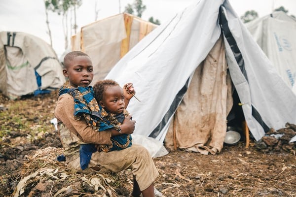Dos hermanos en un campo de refugiados de RDC