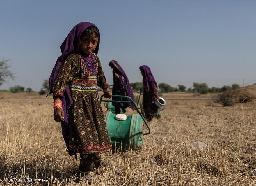 Niñas recogiendo agua cerca de un estanque contaminado en Allah Abad, Jampur, Punjab meridional, Pakistán.