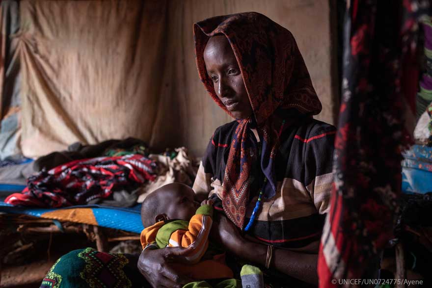 Una madre amamanta a su bebé en Etiopía