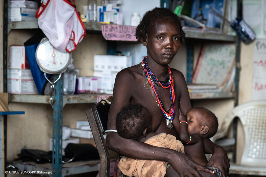 Una madre alimenta a sus dos bebés gemelos en Etiopía