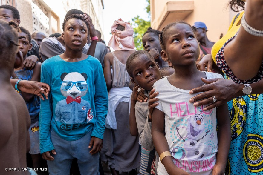 Niños desplazados por la guerra de bandas en Pont-Sondé, haciendo cola para recibir alimentos.