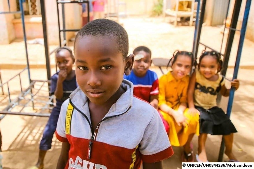 Niños desplazados en Sudán posan para una fotografía