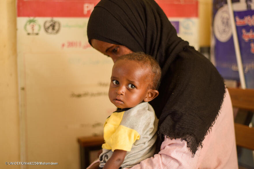 Un niño y su madre en un centro de tratamiento de la desnutrición de UNICEF en Sudán