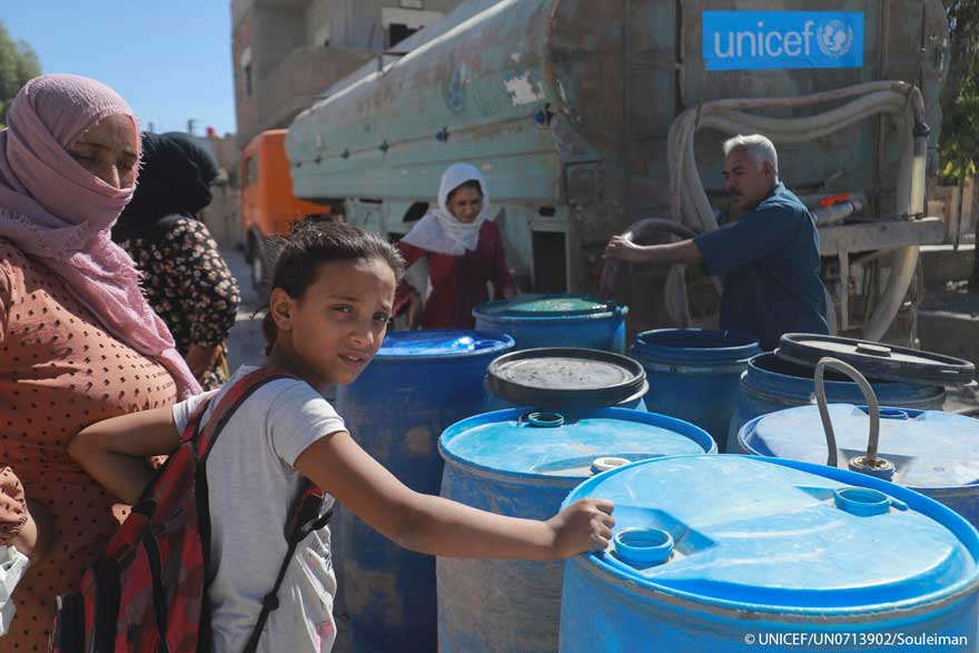 Familias recogen agua potable distribuida por UNICEF en Siria