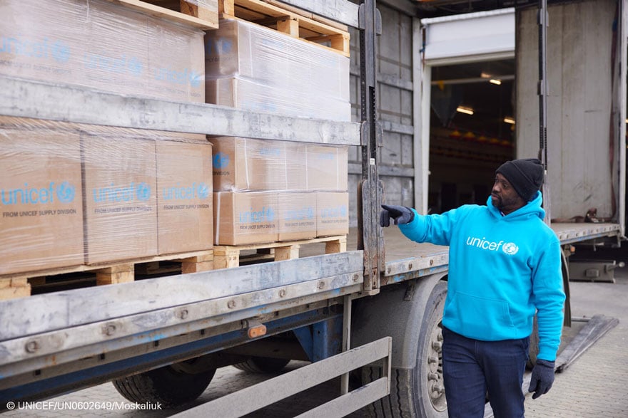 Personal de UNICEF revisa un cargamento de suministros