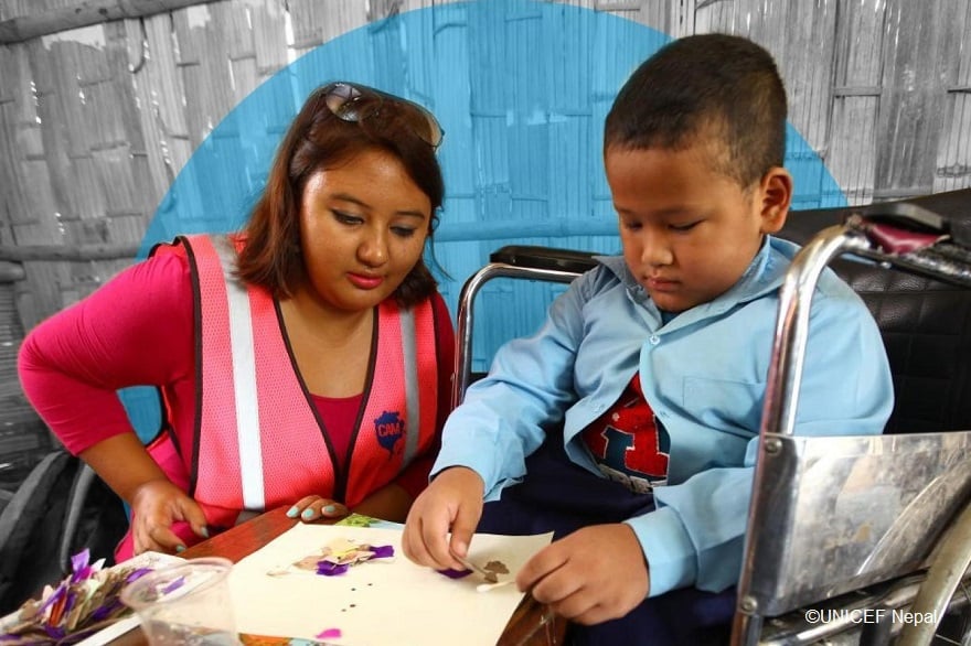 Un niño con discapacidad practicando actividades recreativas