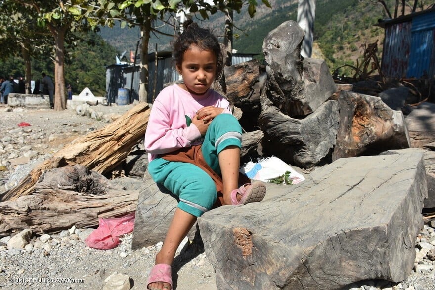 Una niña entre los escombros de los edificios caídos durante el terremoto