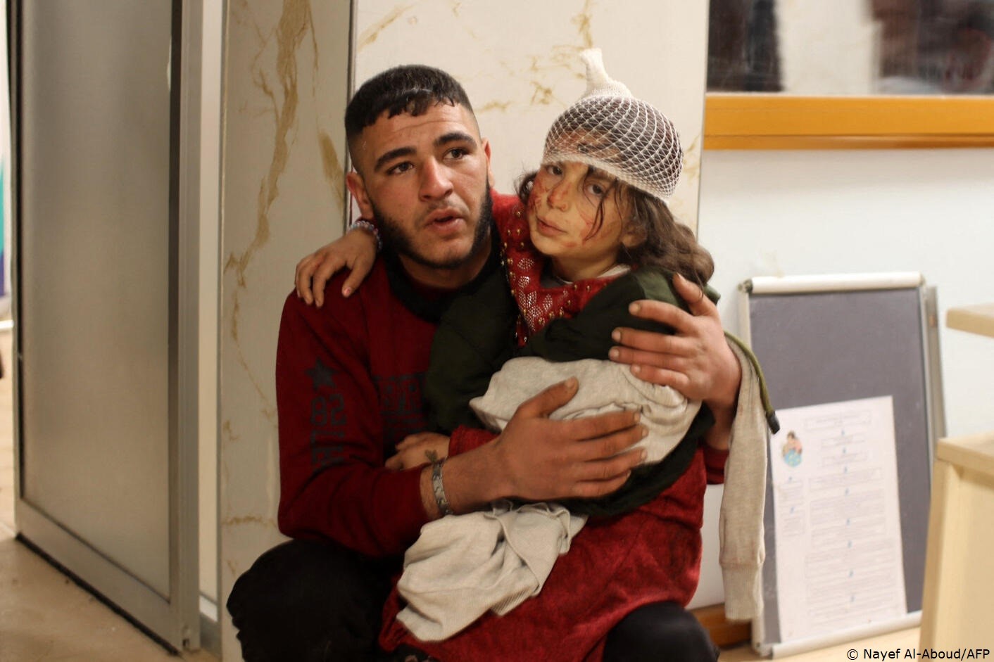 Miembros de una de las familias afectadas por el terremoto en Siria