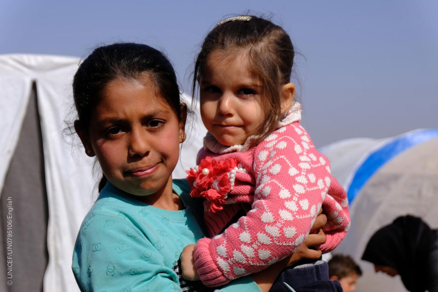 Dos niñas en uno de los campamentos de desplazados por el terremoto