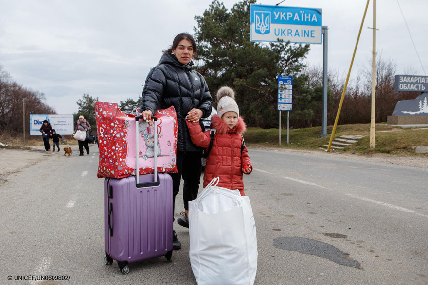 Una madre y su hija de cuatro años de camino a la feontera de Eslovaquia