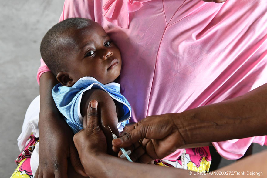 Un bebé siendo vacunado en un hospital de Congo