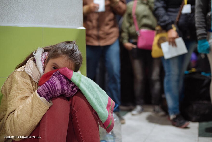 Una niña venezolana de 11 años, en una larga fila de personas que esperan entrar a Ecuador, en el paso fronterizo de Rumichaca, que conecta Ecuador con el sur de Colombia.