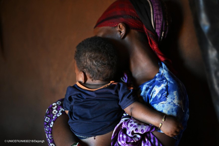 Loko, una joven de 14 años, se encuentra junto a su bebé en el campamento para desplazados internos de Dubluk Wereda, en la zona de Borena, región de Oromía, al sur de Etiopía.