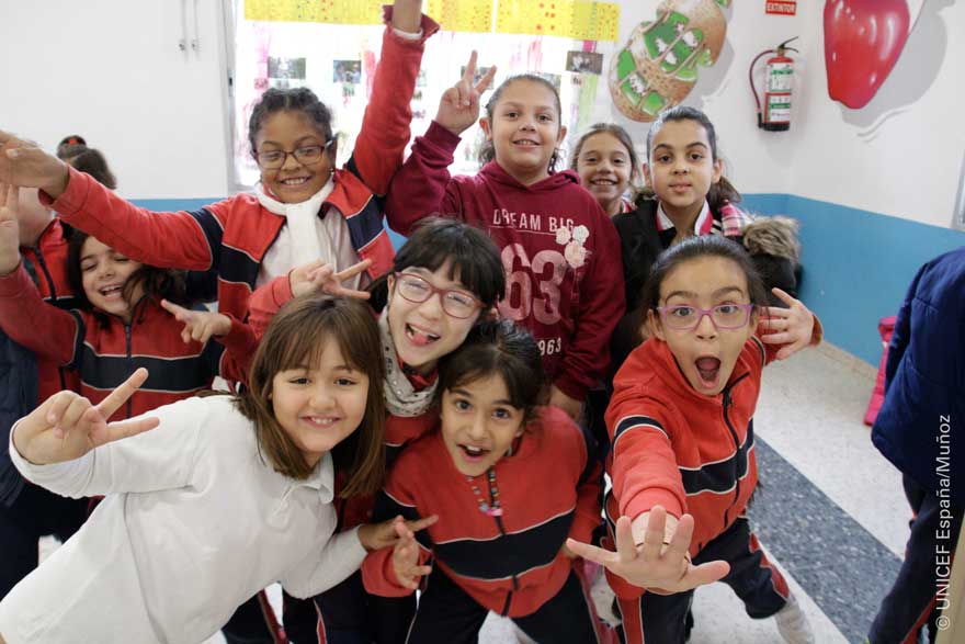 Un grupo de niñas se divierte en su colegio