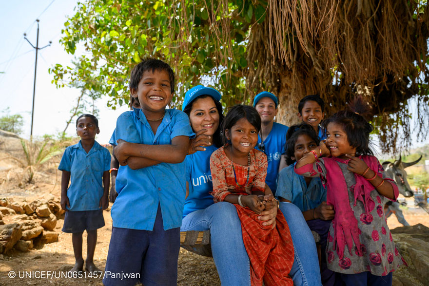 Personal de UNICEF con niños y niñas en India