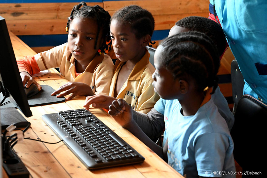 Niños aprendiendo con tablets y computadoras en una escuela pública de Camerún